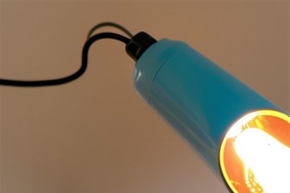 Jak okablować lampę z czujnikiem